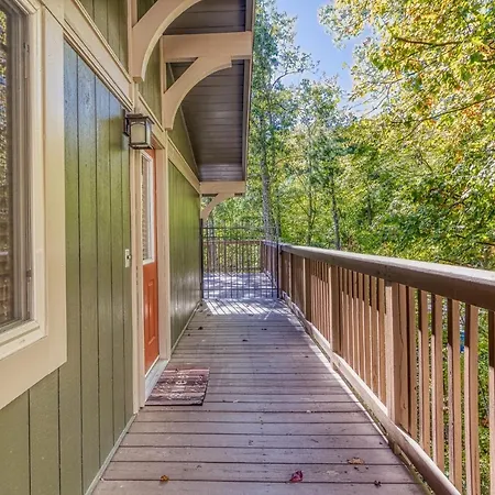 Gatlinburg Views: Mountain Cabin with Expansive Decks